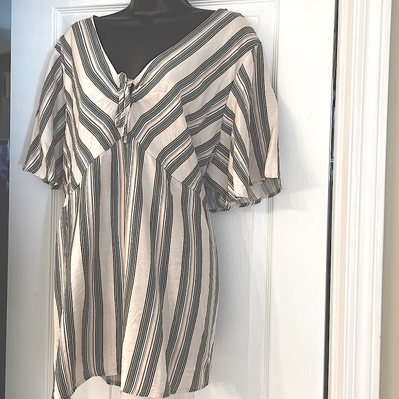 Suzanne Betro | NWOT GREEN & IVORY FRONT TIE FLUTTER SLEEVE TUNIC - Picture 2 of 6